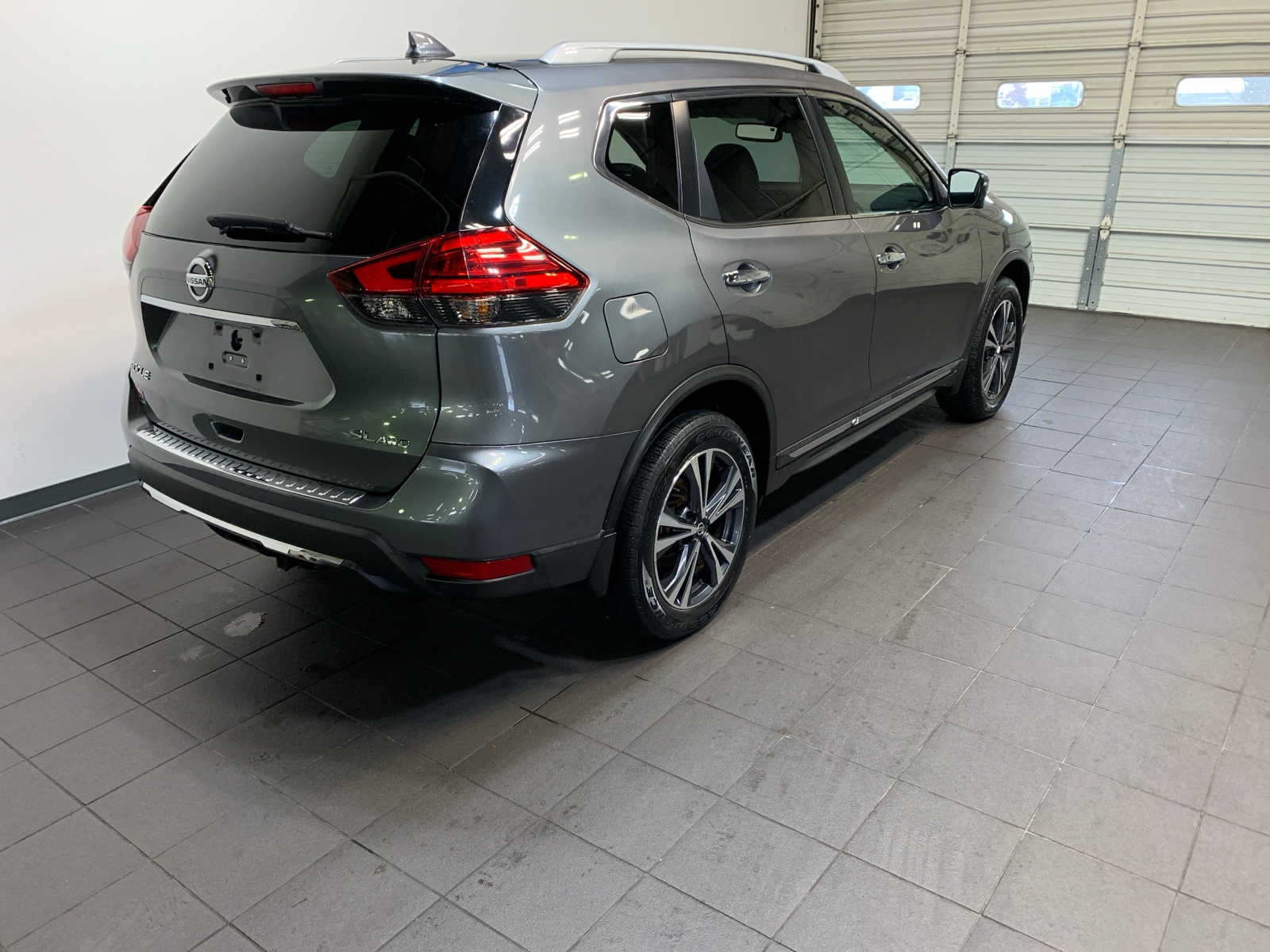 2017 Nissan Rogue SL photo 3