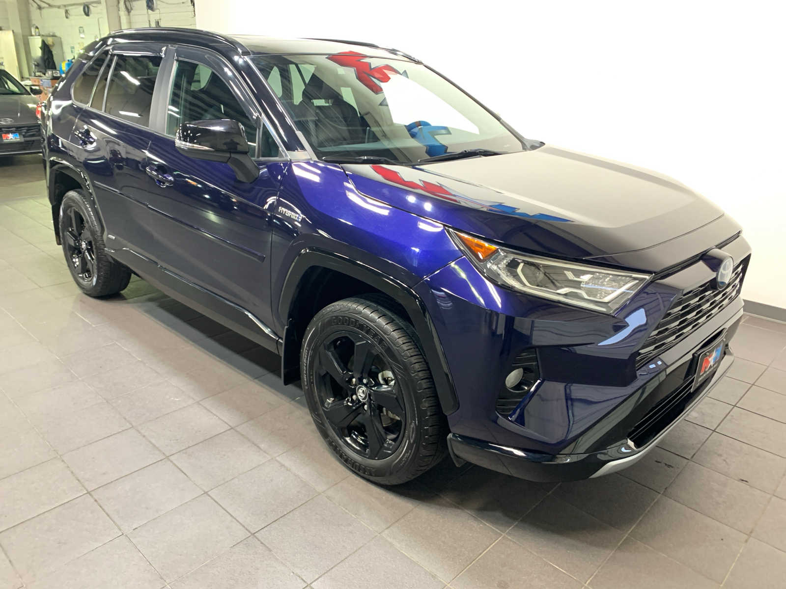2020 Toyota RAV4 Hybrid XSE photo 2