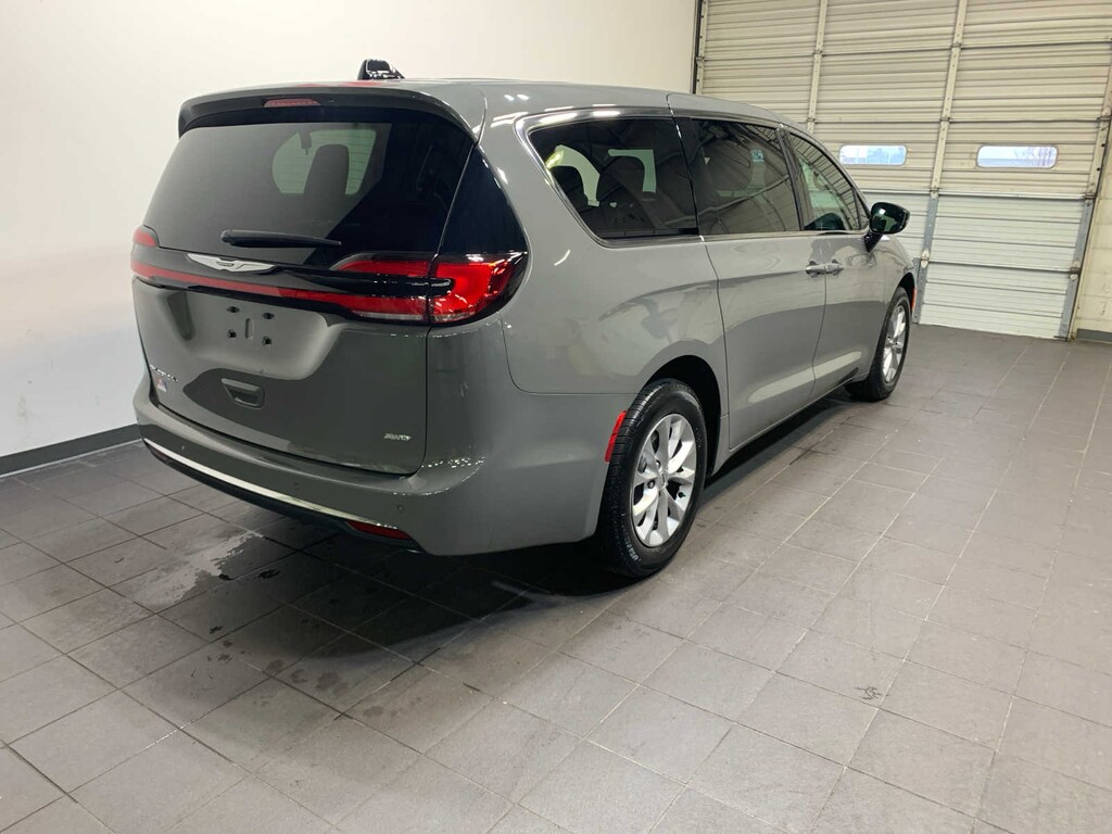 Used 2025 Chrysler Pacifica Select Van Passenger Van