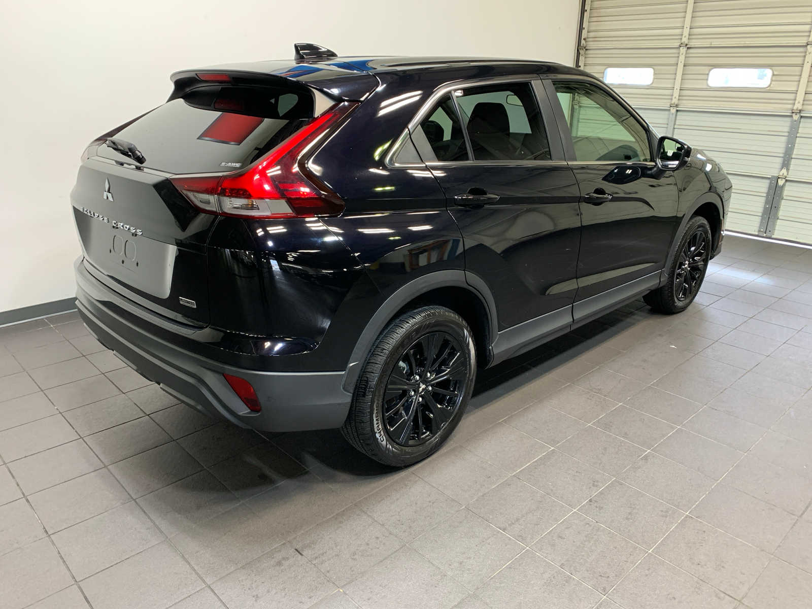 2022 Mitsubishi Eclipse Cross LE photo 3