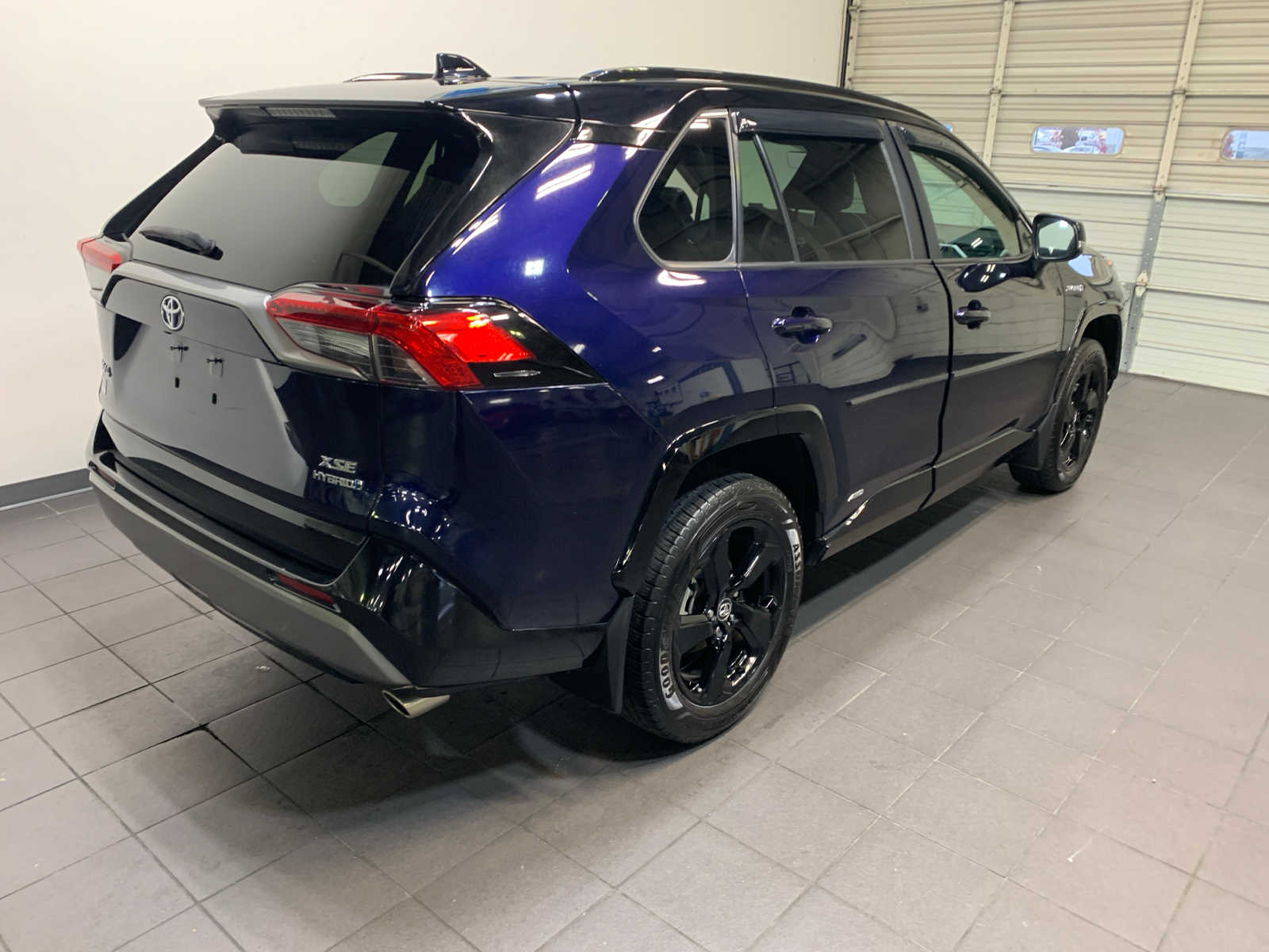 2020 Toyota RAV4 Hybrid XSE photo 3