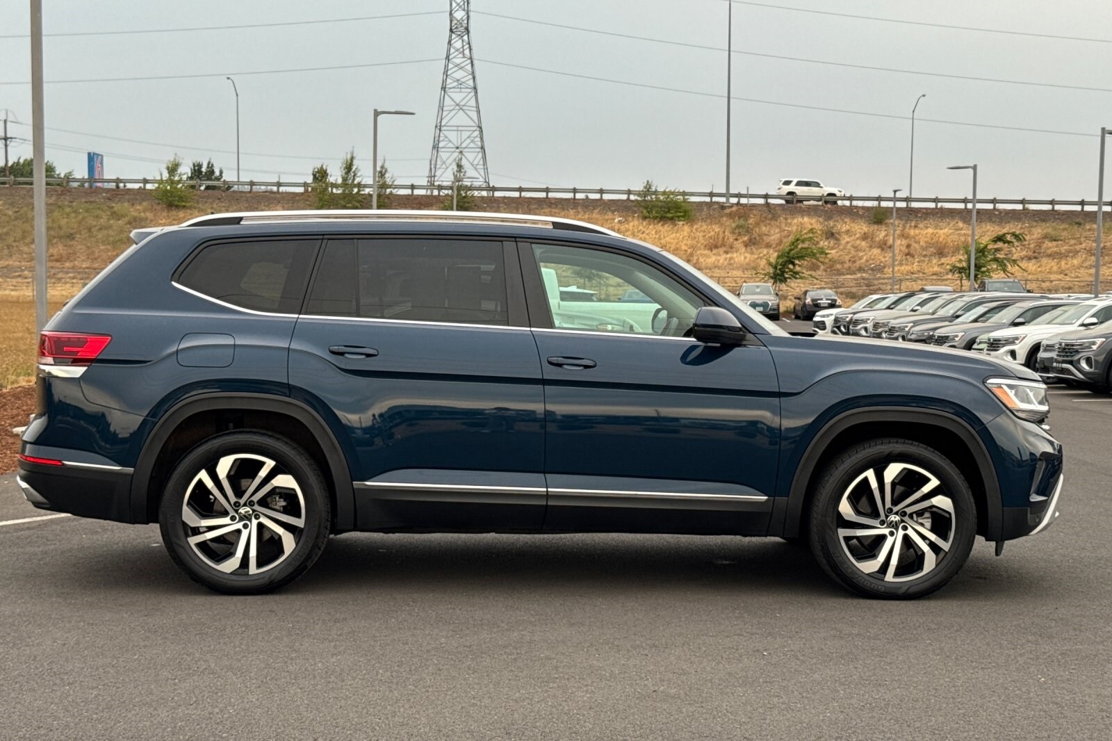 2022 Volkswagen Atlas SEL photo 2