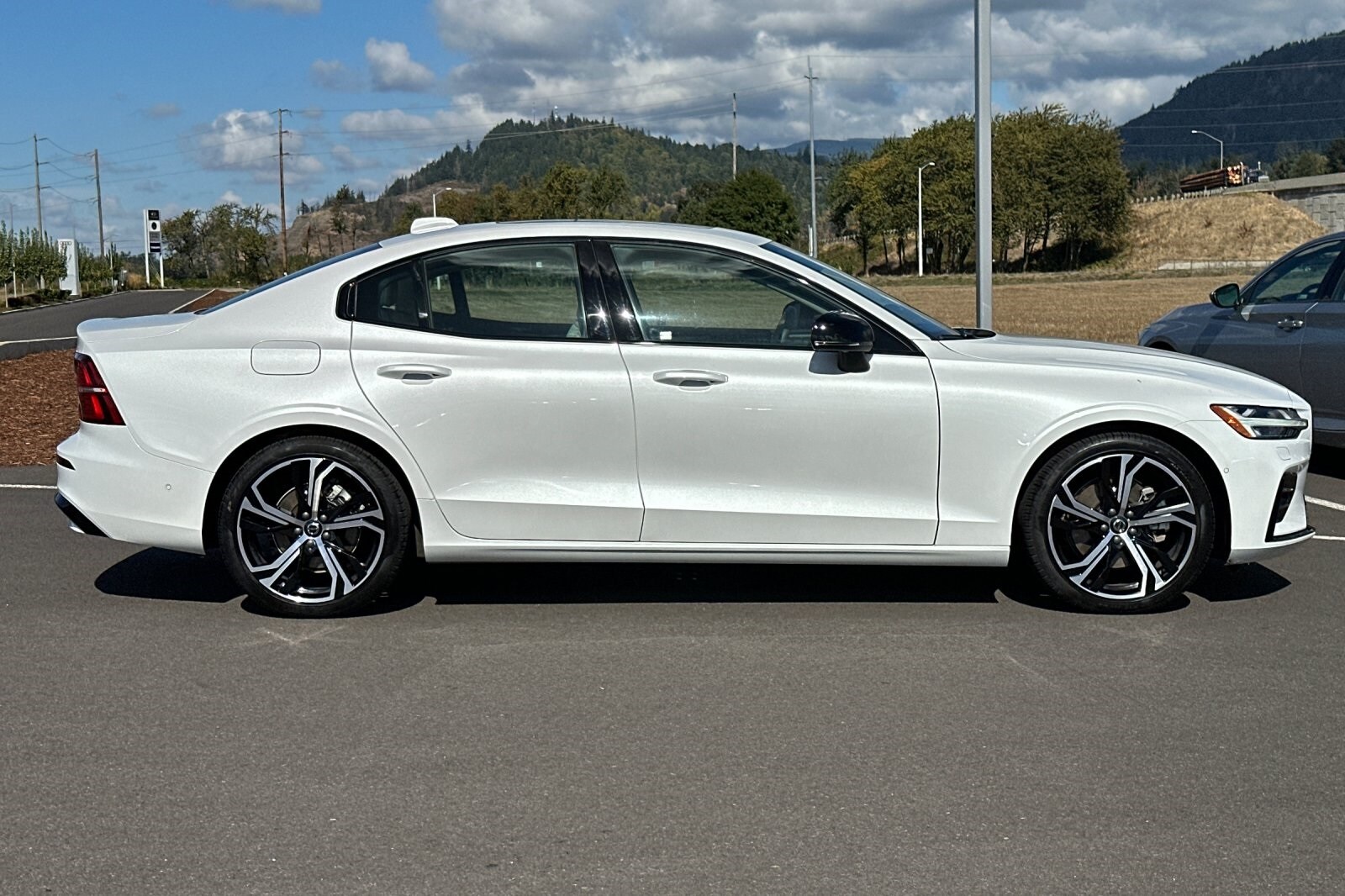 2024 Volvo S60 B5 Plus photo 2