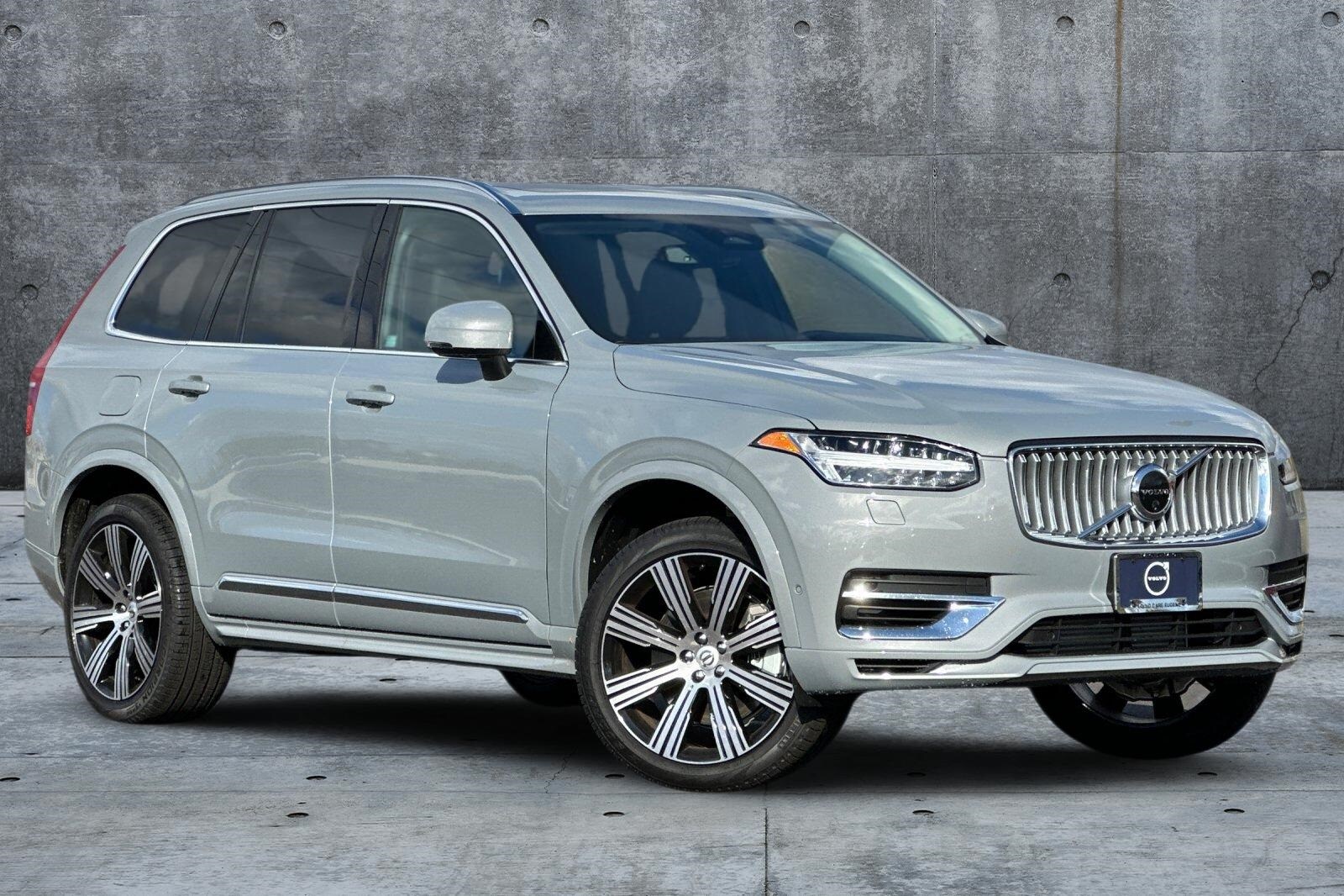 2025 Volvo XC90 T8 Plus photo 2