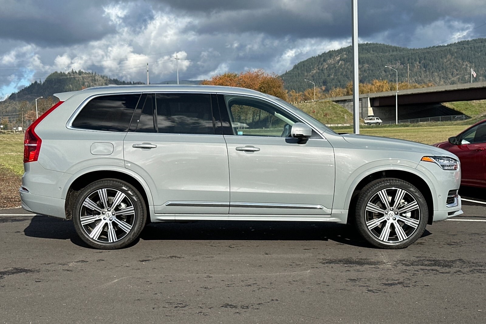 2025 Volvo XC90 T8 Plus photo 3