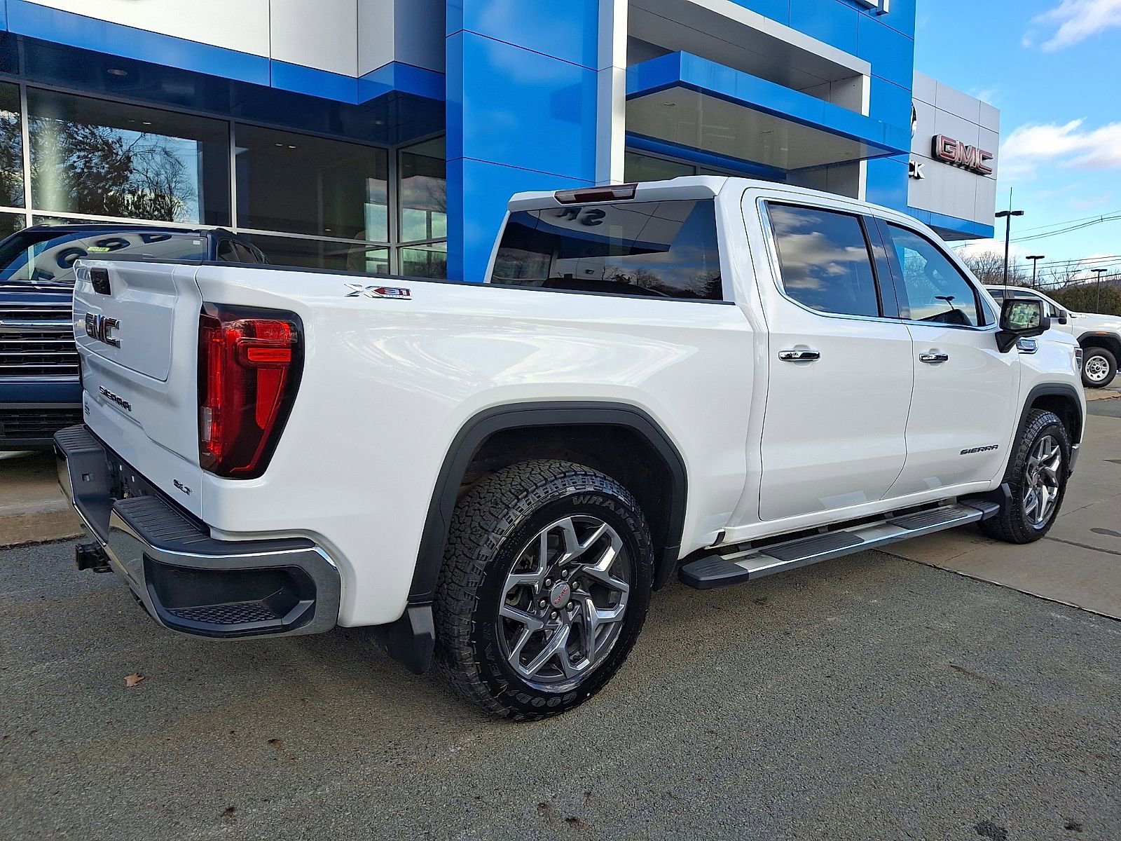 2023 GMC Sierra 1500 SLT - Photo 6