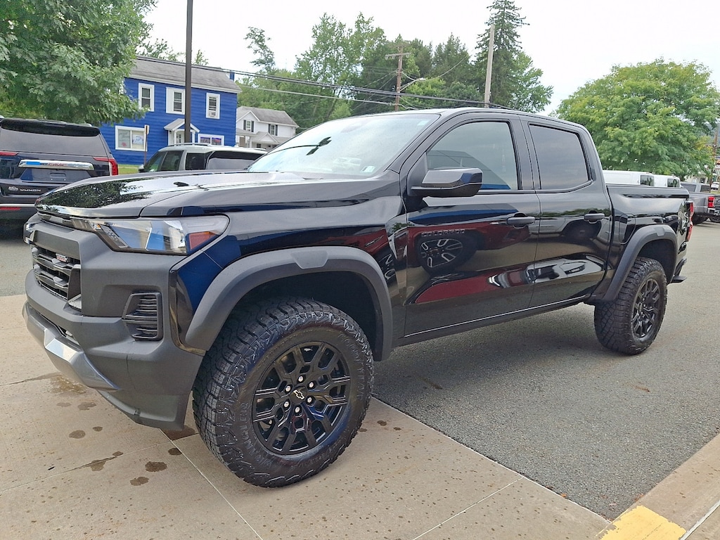 Used 2025 Chevrolet Colorado 4WD Trail Boss Crew Cab Pickup