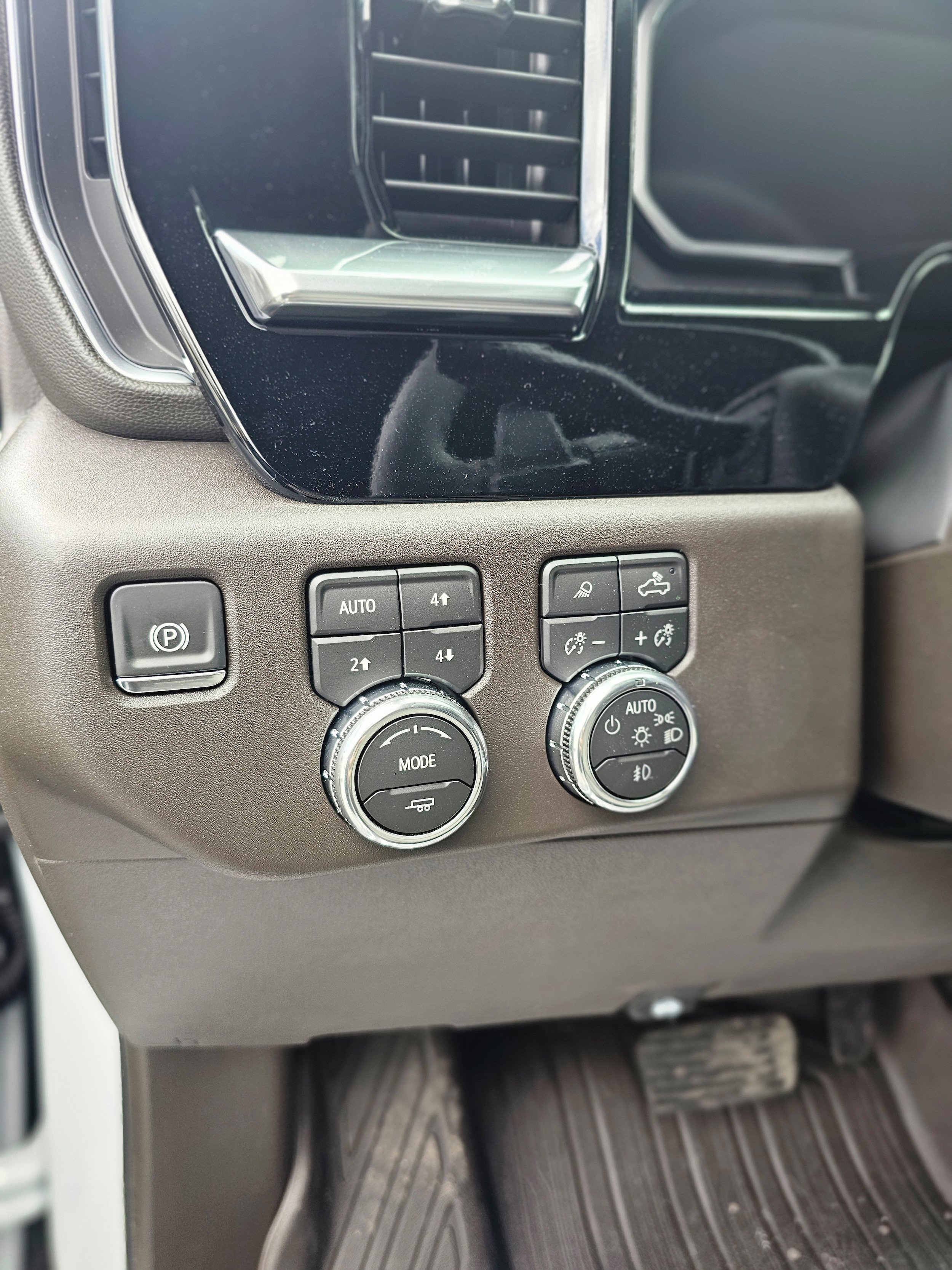 2026 GMC Sierra 1500 SLT - Photo 2