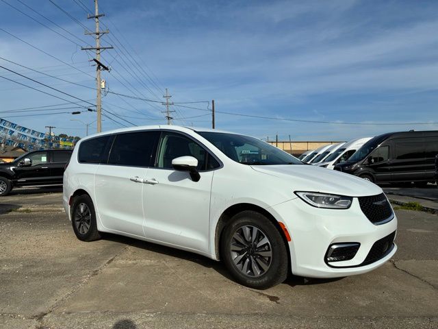 2023 Chrysler Pacifica Touring L photo 2