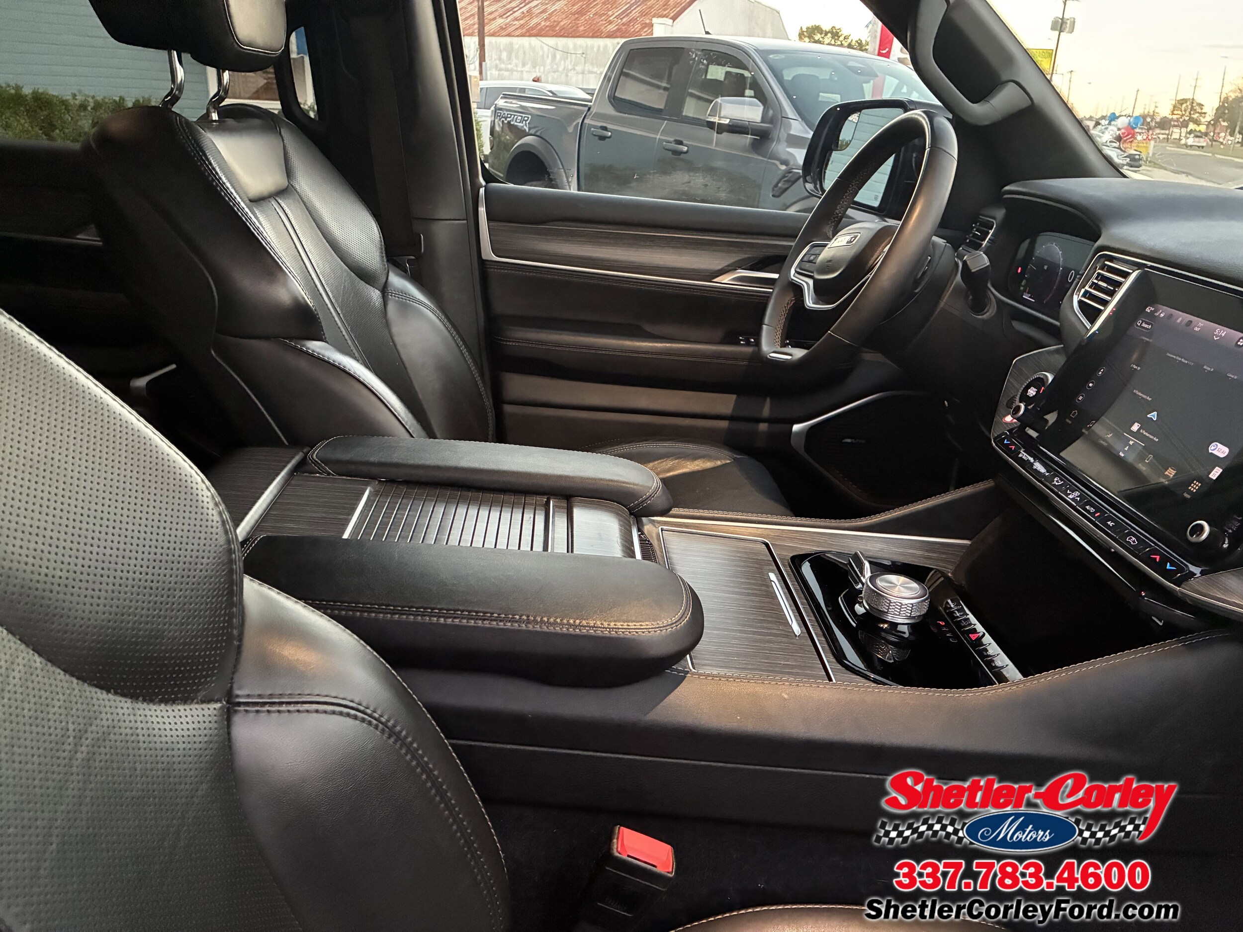 2024 Jeep Wagoneer L Series II photo 3