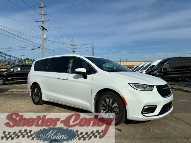 2023 Chrysler Pacifica Hybrid Touring L Hybrid's photo