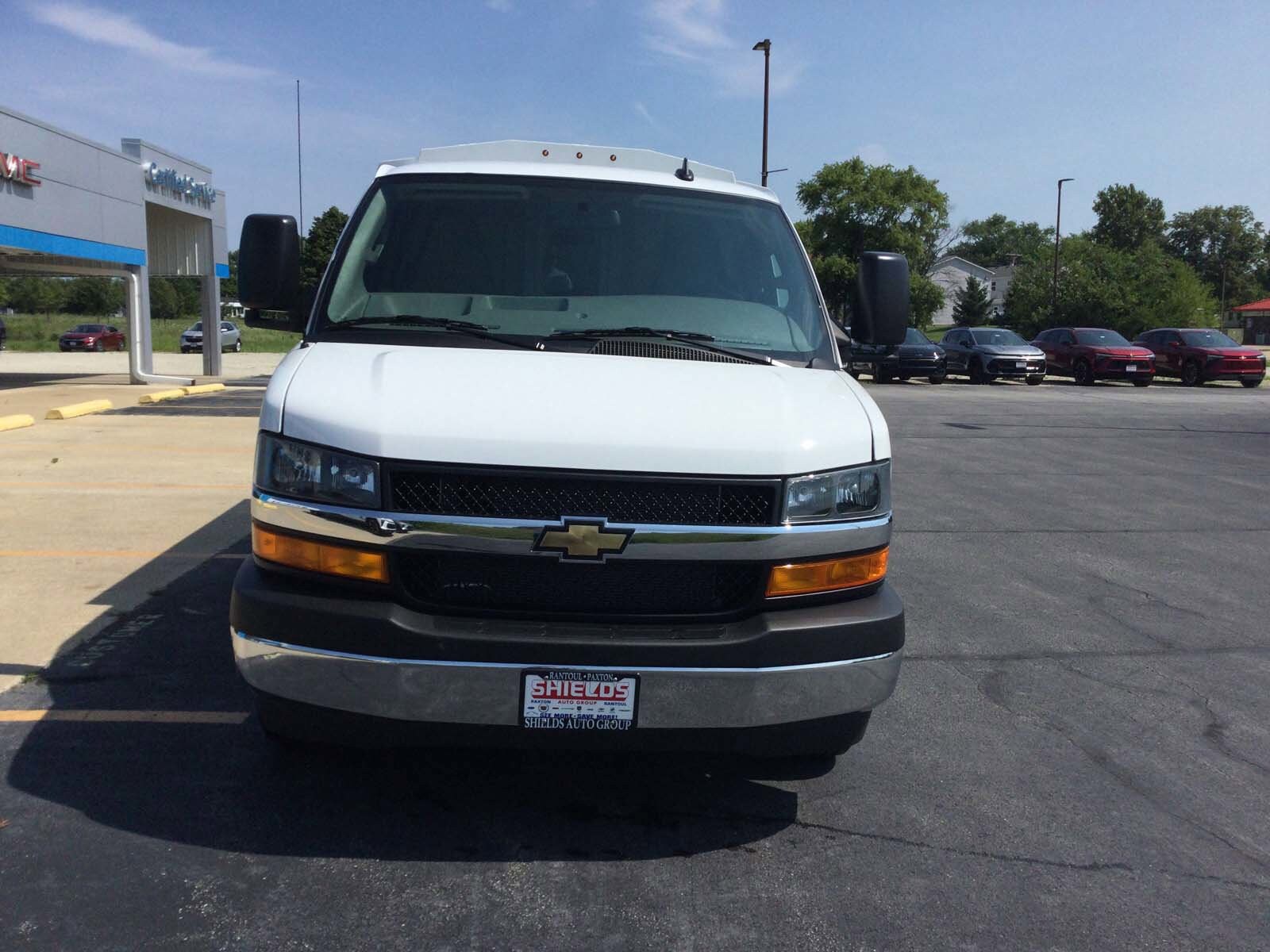 2025 Chevrolet Express 3500 Cutaway Van photo 3