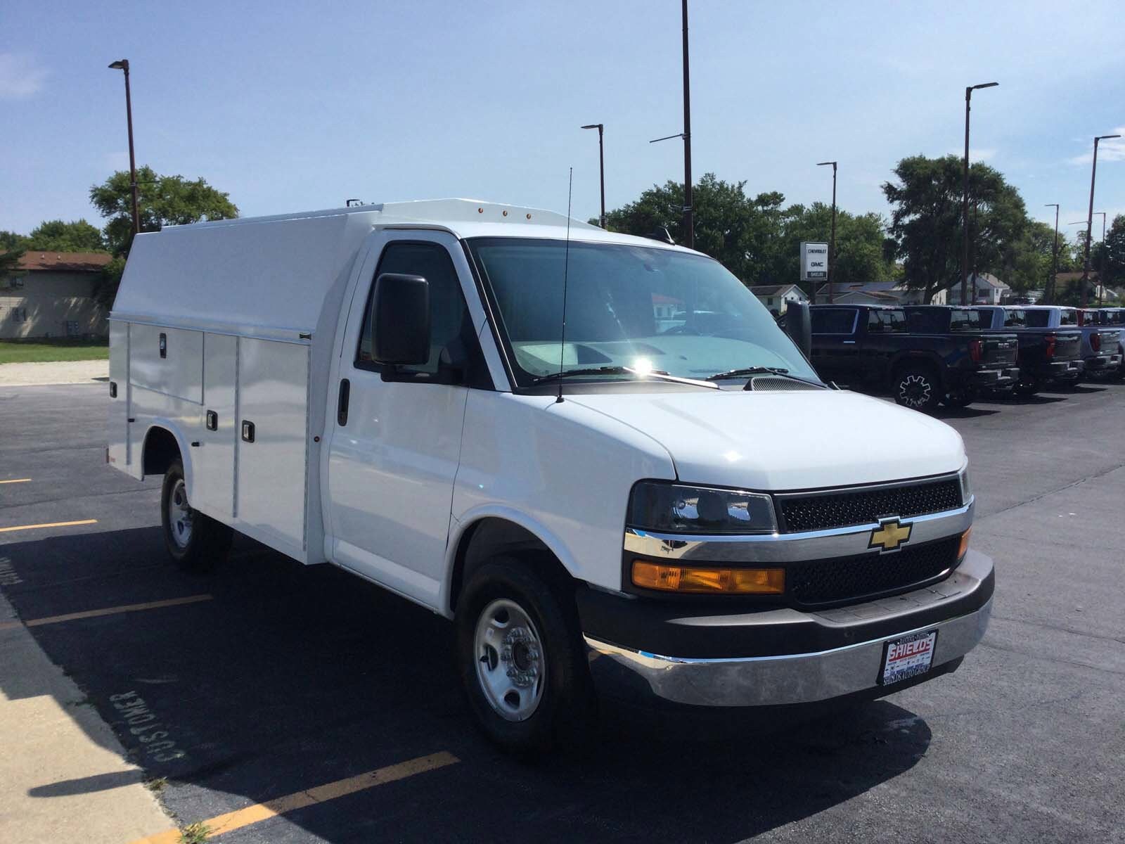 2025 Chevrolet Express 3500 Cutaway Van photo 4