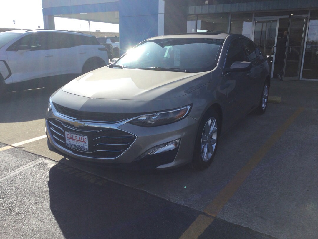 2024 Chevrolet Malibu 1LT photo 2