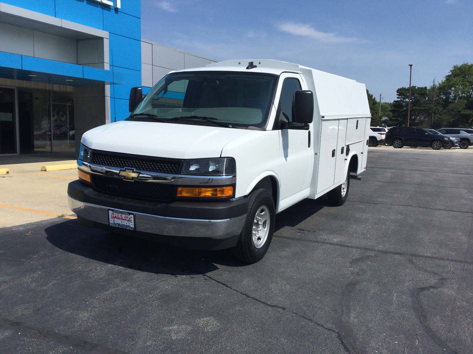 2025 Chevrolet Express 3500 Cutaway Van photo 2
