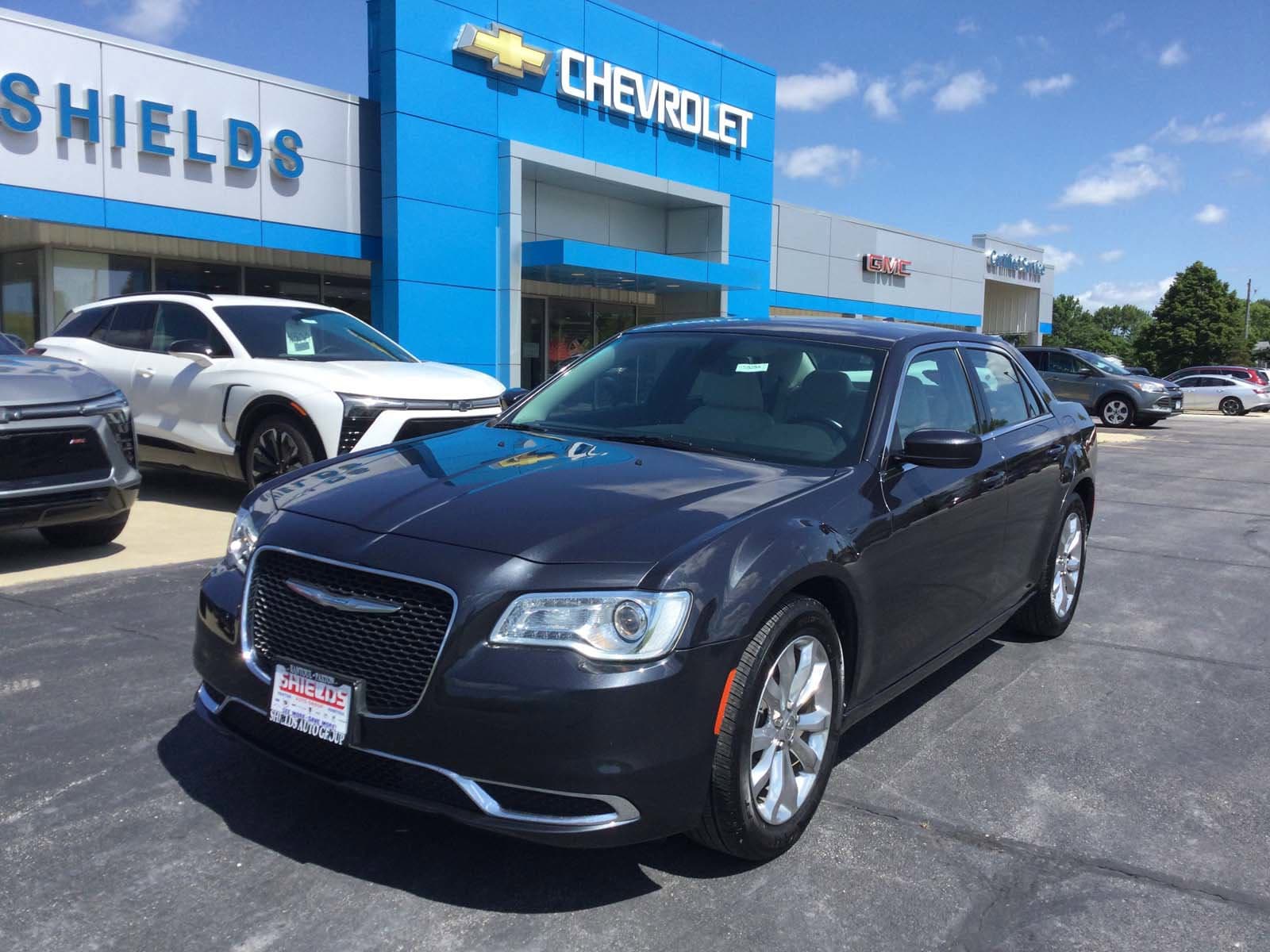 Used 2017 Chrysler 300 Limited with VIN 2C3CCARG4HH614572 for sale in Paxton, IL