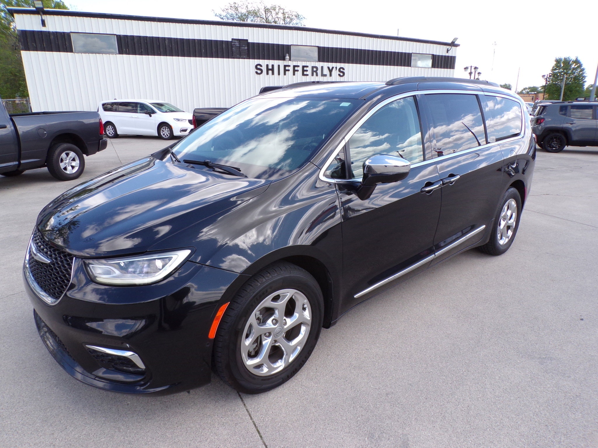 2022 Chrysler Pacifica Limited's photo