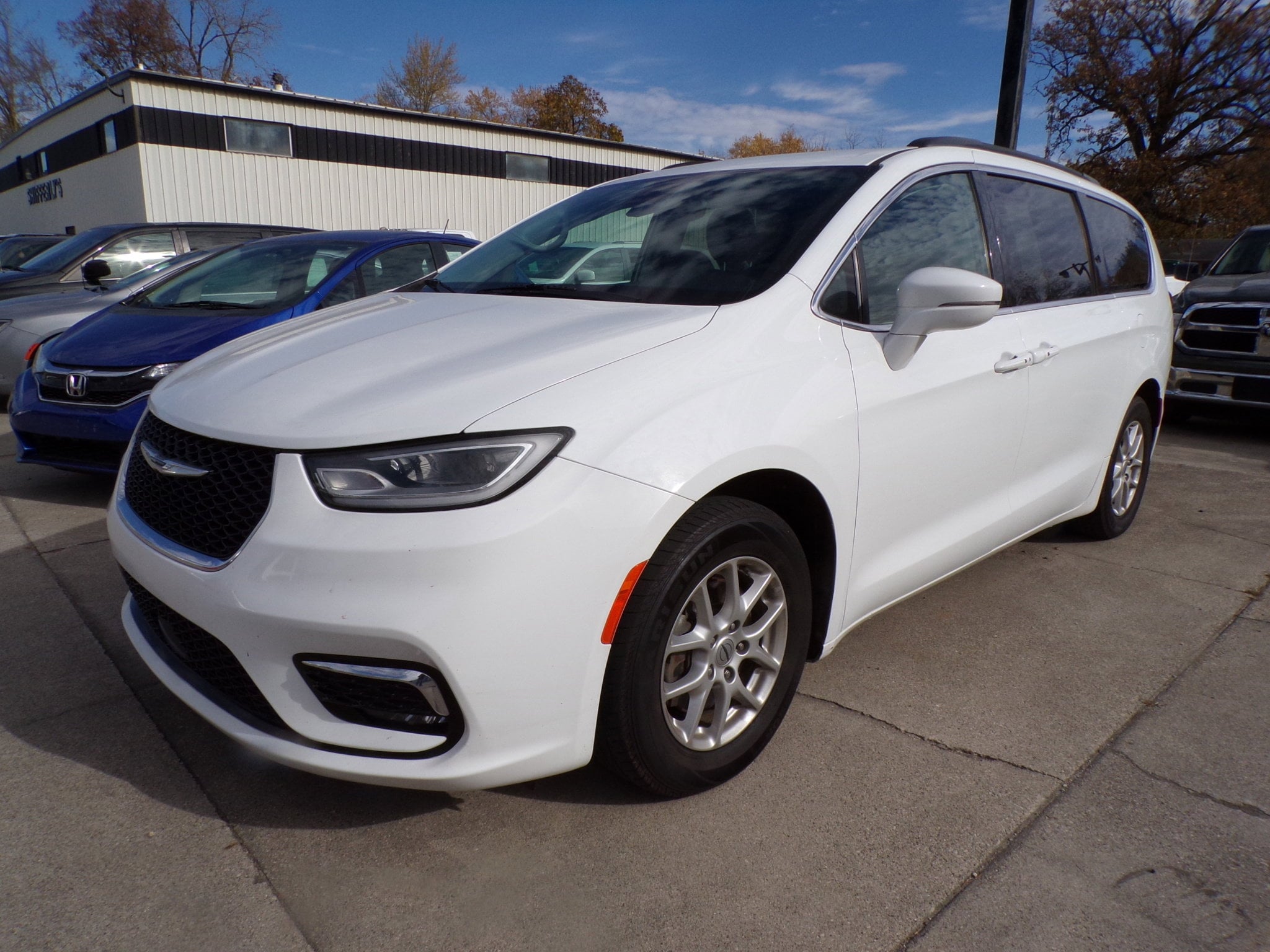 2022 Chrysler Pacifica Touring L's photo