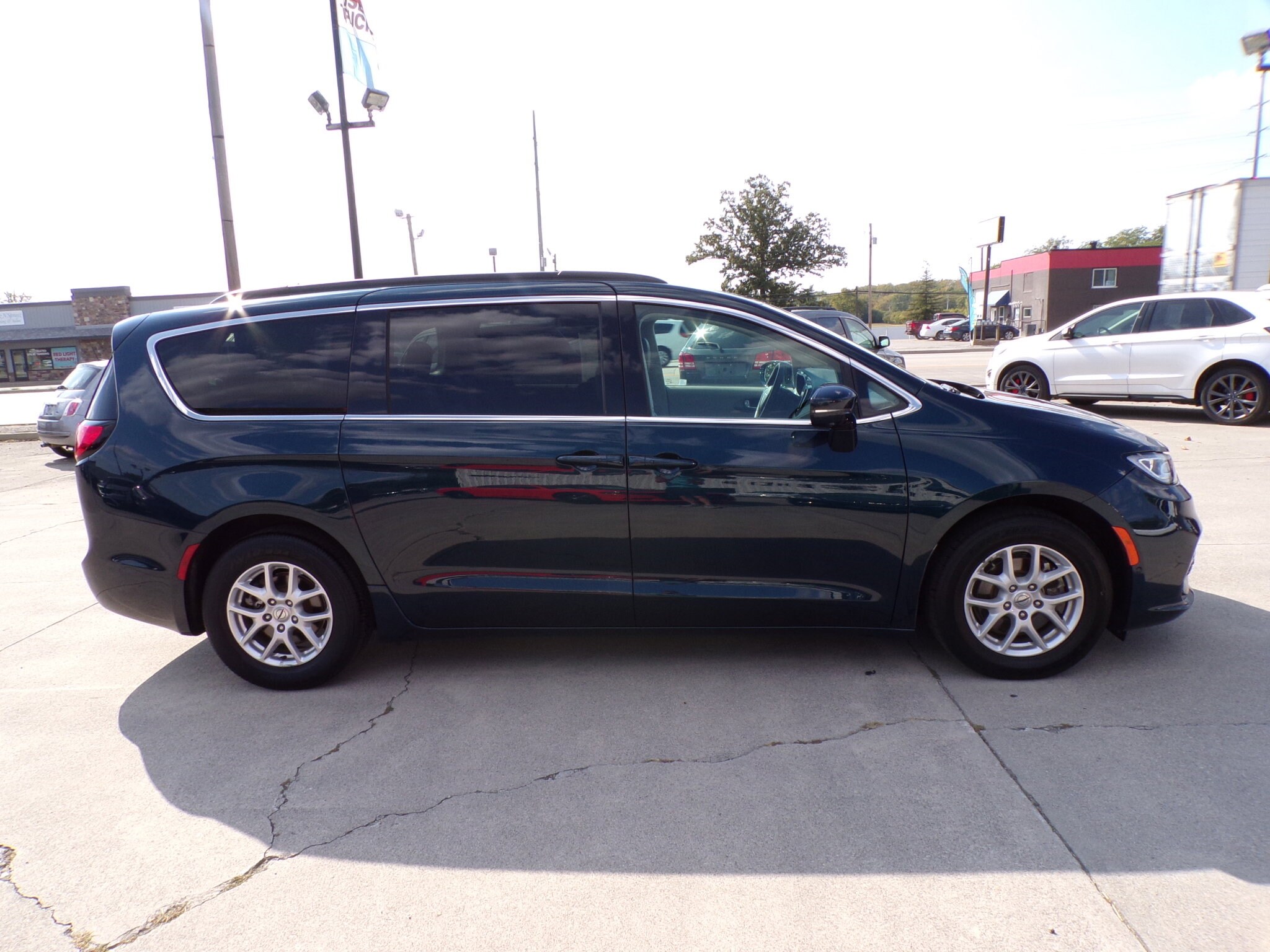 2022 Chrysler Pacifica Touring L photo 3