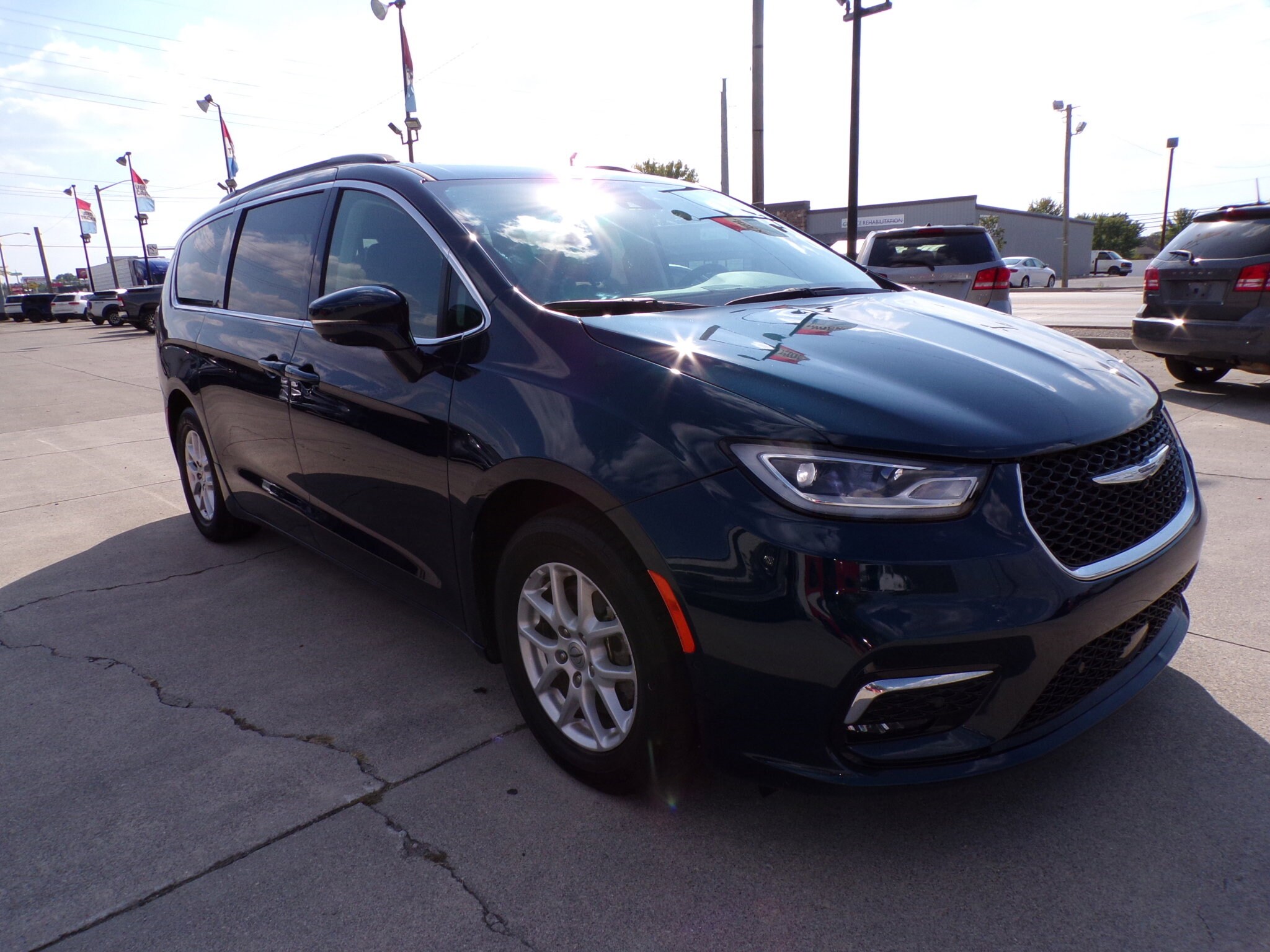 2022 Chrysler Pacifica Touring L photo 2