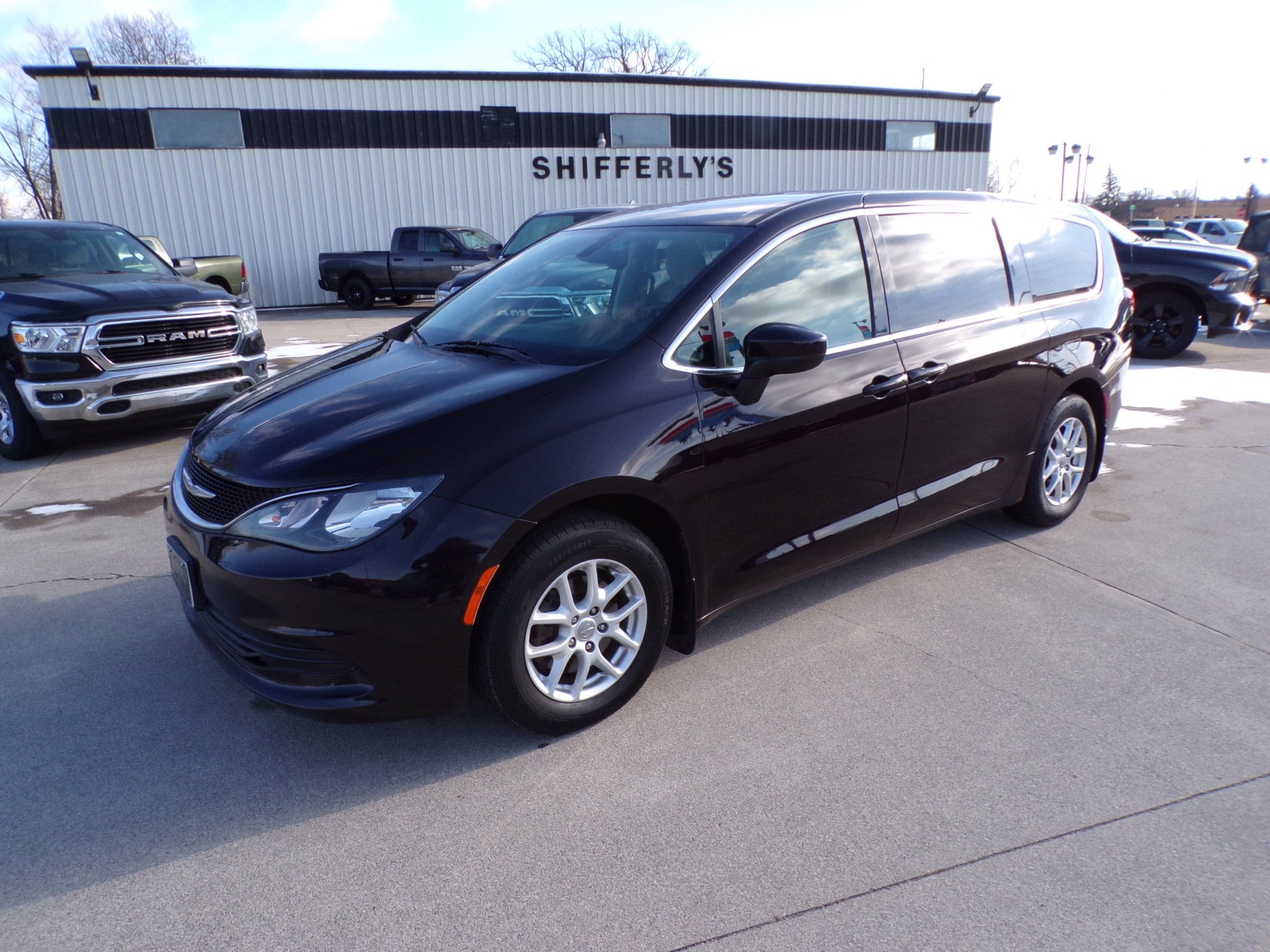 2017 Chrysler Pacifica Touring's photo