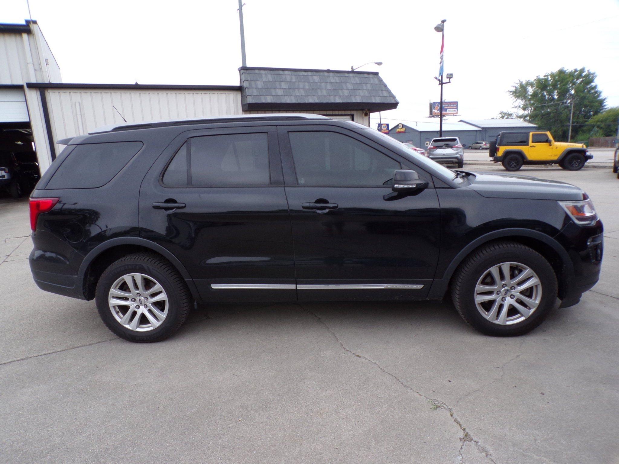 2018 Ford Explorer XLT photo 2