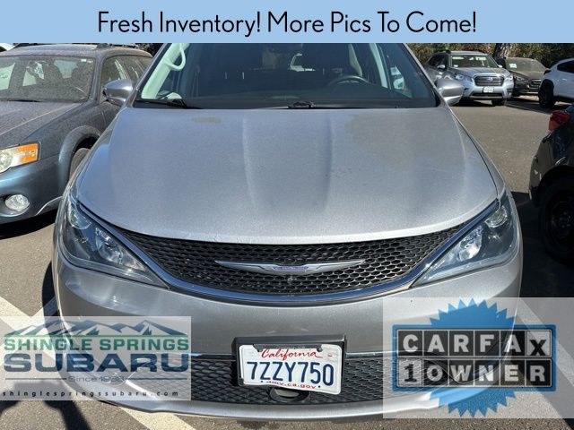 2017 Chrysler Pacifica Touring Plus photo 3