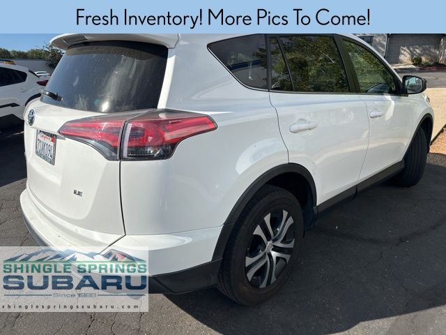 2016 Toyota RAV4 LE photo 4