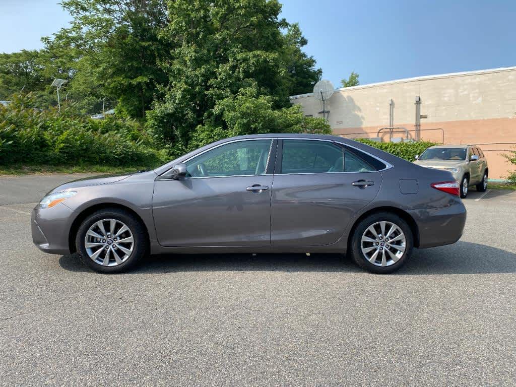 2015 Toyota Camry XLE photo 2