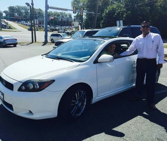 Salesperson Johnathan Sauceda with Happy Customer Emily Eliss and a new-to-her 2009
Scion TC.