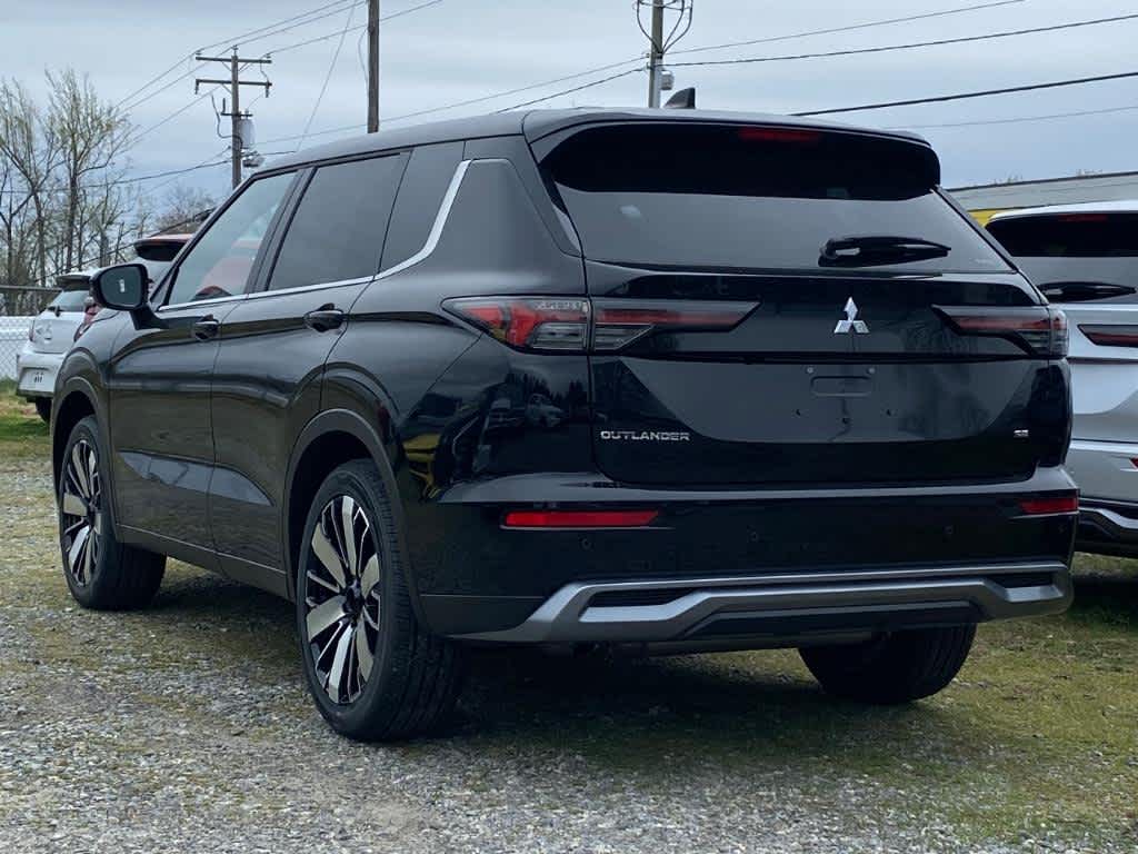 2025 Mitsubishi Outlander SE photo 2