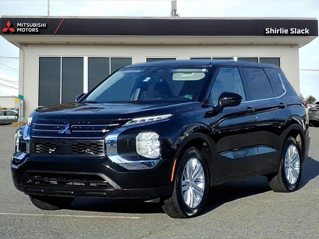 2024 Mitsubishi Outlander ES's photo