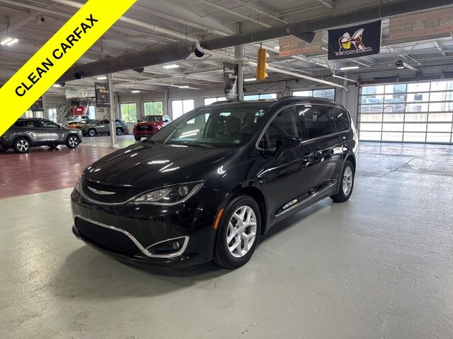 2017 Chrysler Pacifica Touring-L's photo