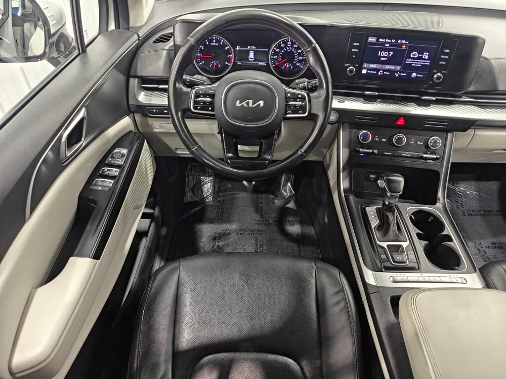 2023 Kia Carnival LX photo 3