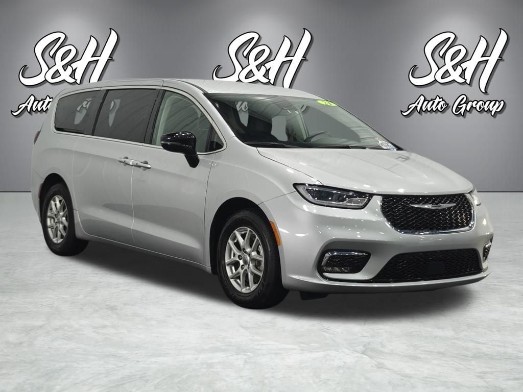 Used 2024 Chrysler Pacifica Touring L Minivan/Van
