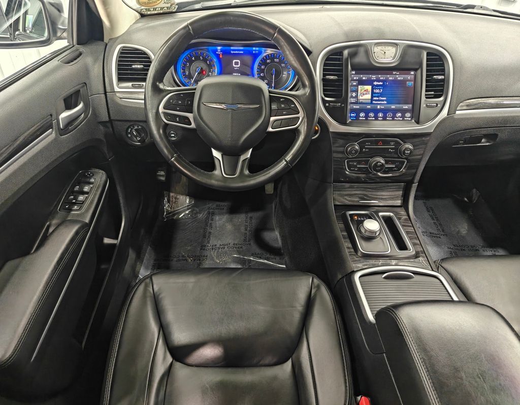 2021 Chrysler 300 Touring photo 3