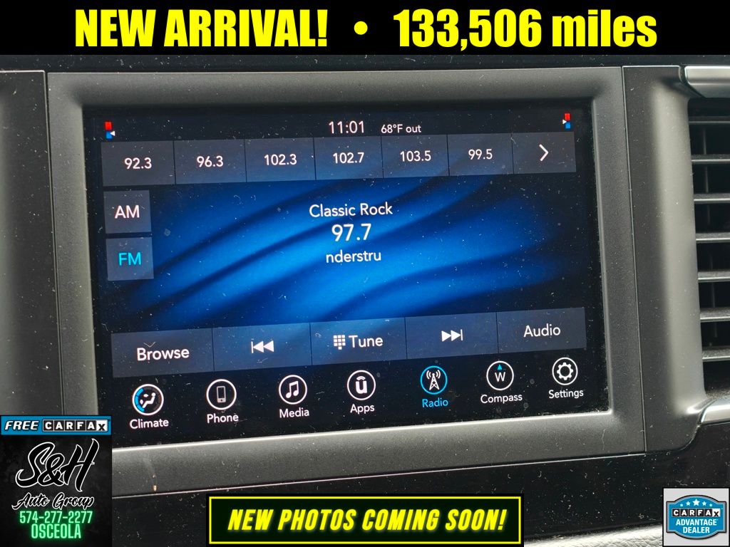 2018 Chrysler Pacifica L photo 2