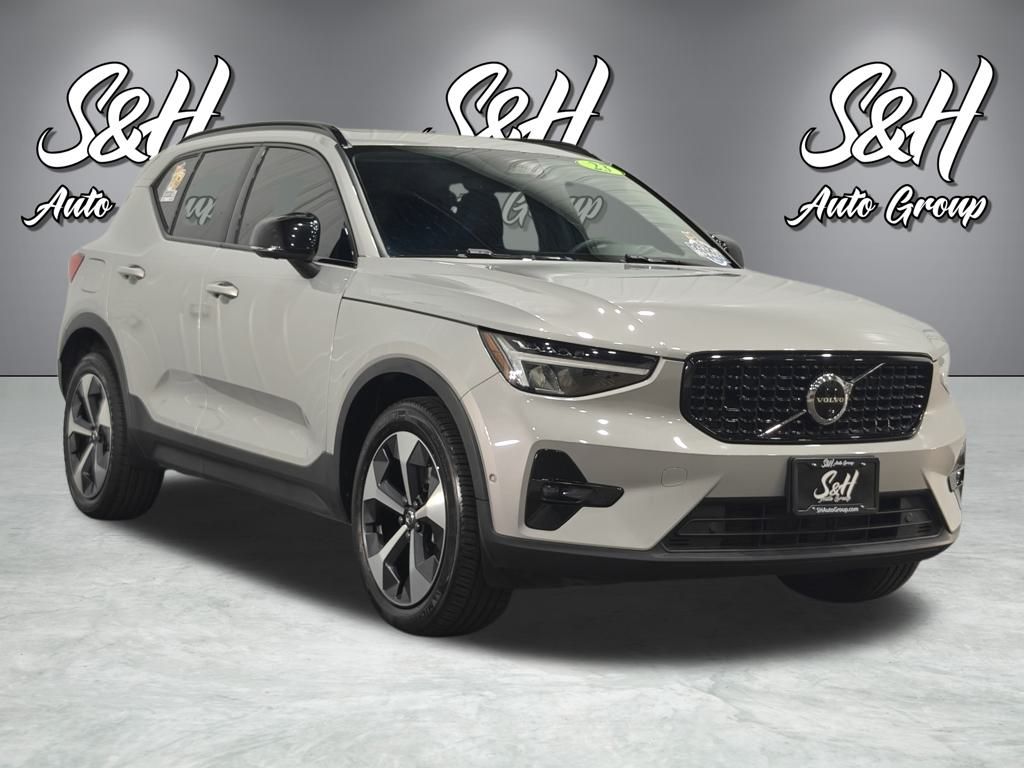 2023 Volvo XC40 Ultimate photo 2