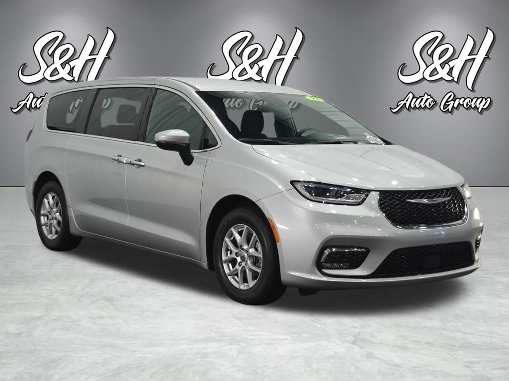Used 2023 Chrysler Pacifica Touring Minivan/Van