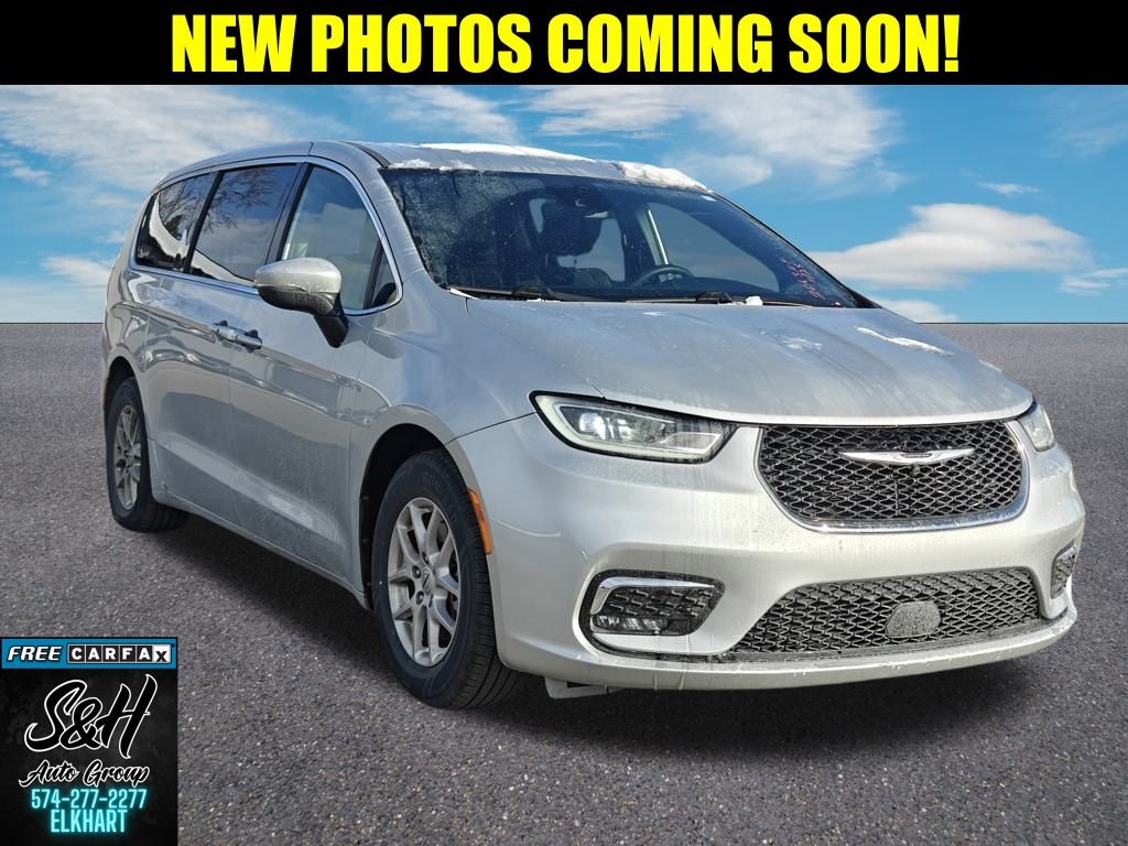 2023 Chrysler Pacifica Touring's photo