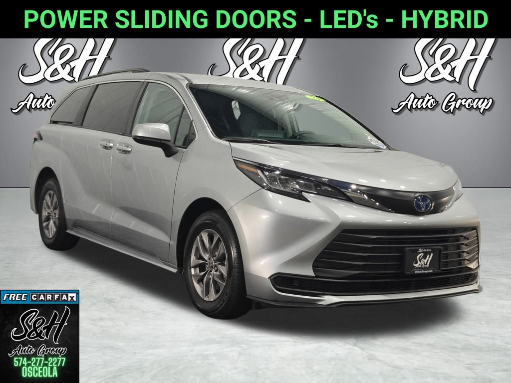 2024 Toyota Sienna LE's photo