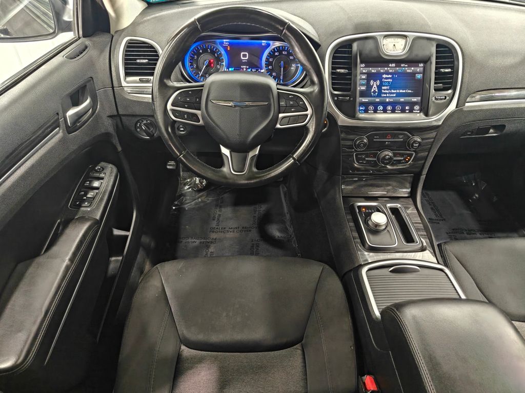 2018 Chrysler 300 Touring photo 3