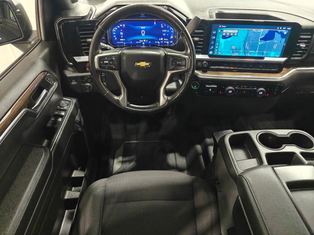 2023 Chevrolet Silverado 1500 LT photo 3