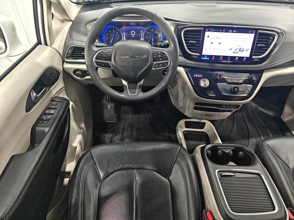 2022 Chrysler Pacifica Touring L photo 3