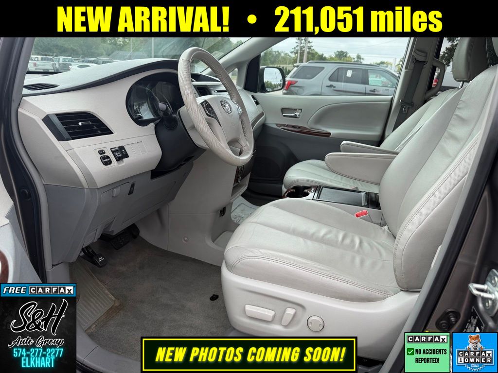 2013 Toyota Sienna XLE photo 3