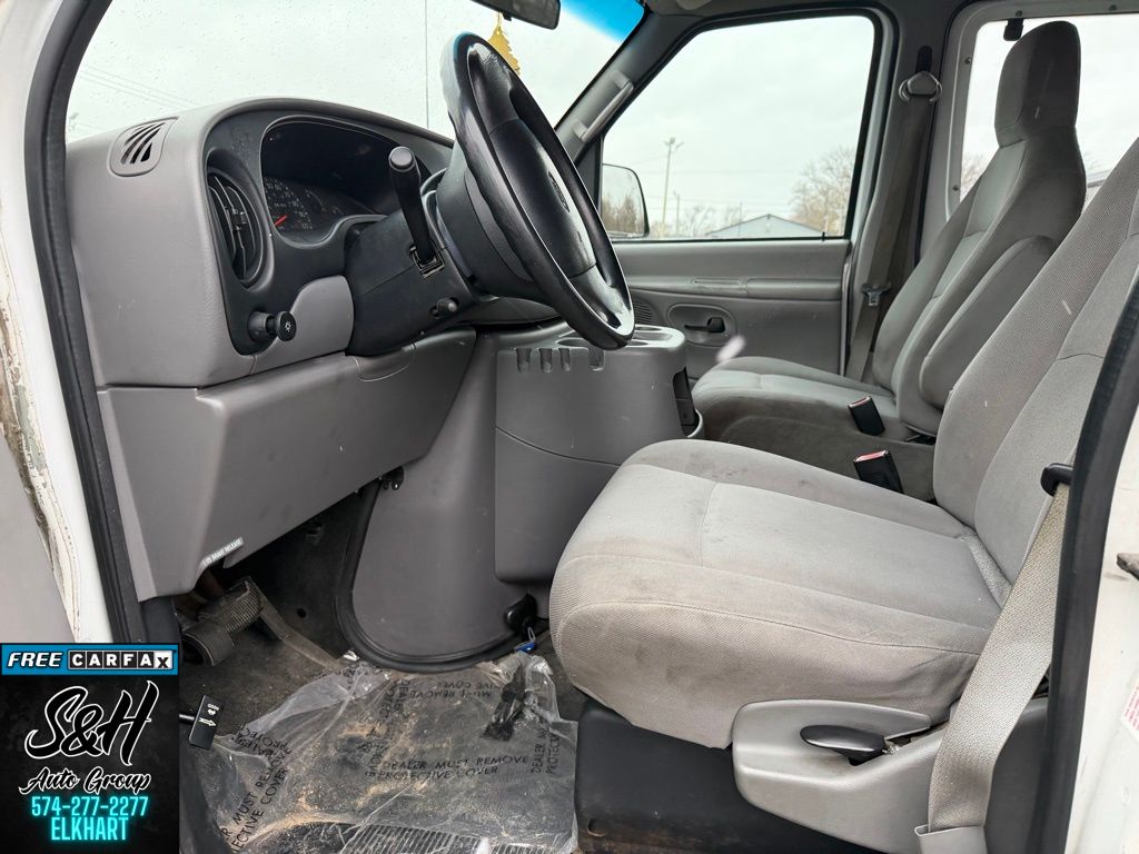 2002 Ford E-350 XLT photo 2