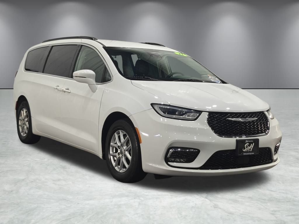 2022 Chrysler Pacifica Touring L photo 2