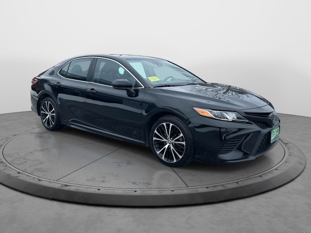 Used 2020 Toyota Camry SE Sedan