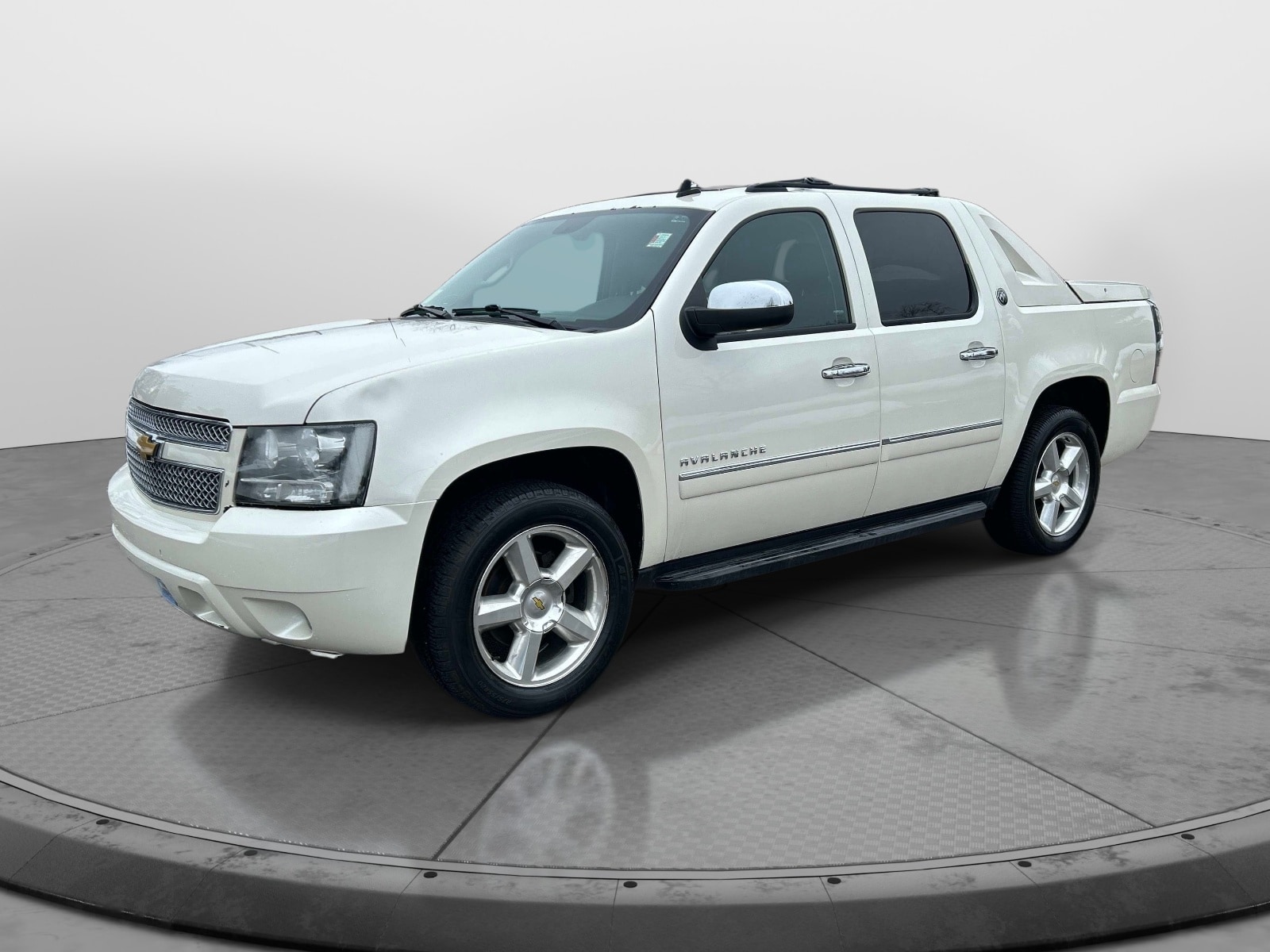 White Diamond Tricoat 2013 Chevrolet Avalanche LTZ Black Diamond Edition 4WD Pickup Truck Four-Wheel Drive Automatic
