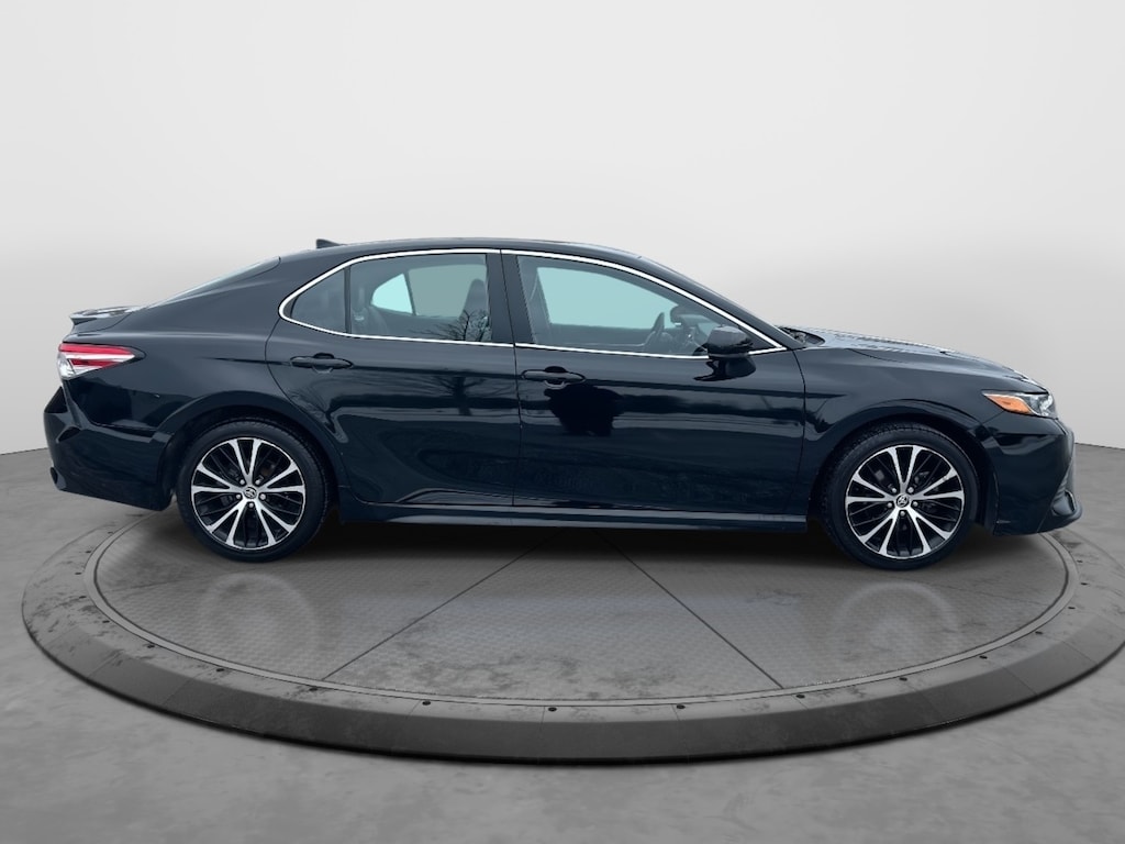 Used 2020 Toyota Camry SE Sedan